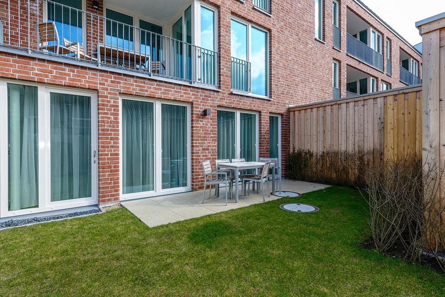 Apartmentvilla Anna See Apartmentvilla Anna See 1-10 Langeoog - Terrasse mit Tisch und Sitzgelegenheit