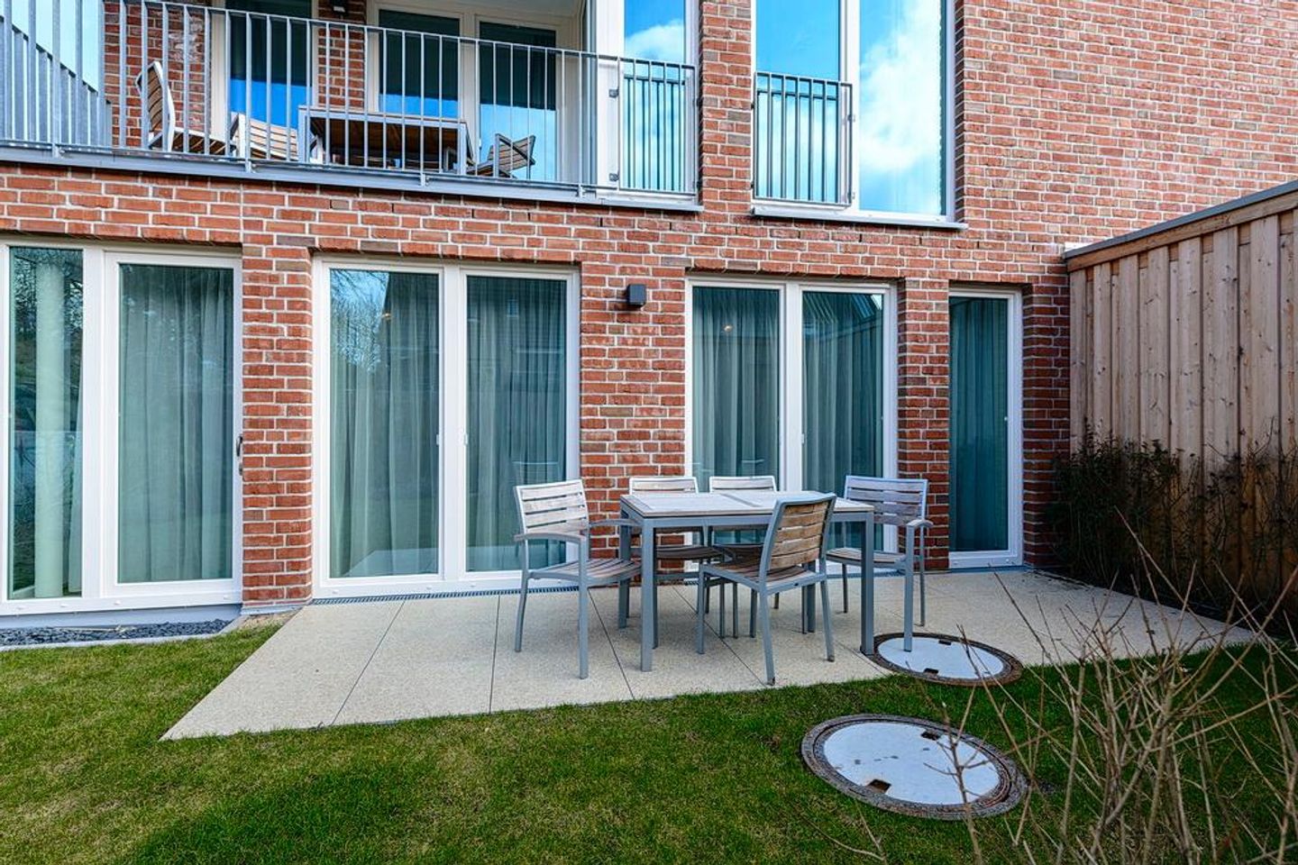 Apartmentvilla Anna See Apartmentvilla Anna See 1-10 Langeoog - Terrasse mit Tisch und Sitzgelegenheiten