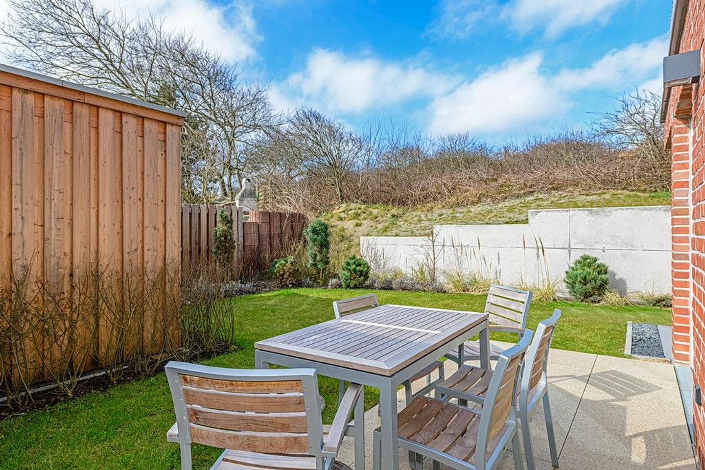 Apartmentvilla Anna See Apartmentvilla Anna See 1-10 Langeoog - Terrasse mit Sitzgelegenheiten und Garten