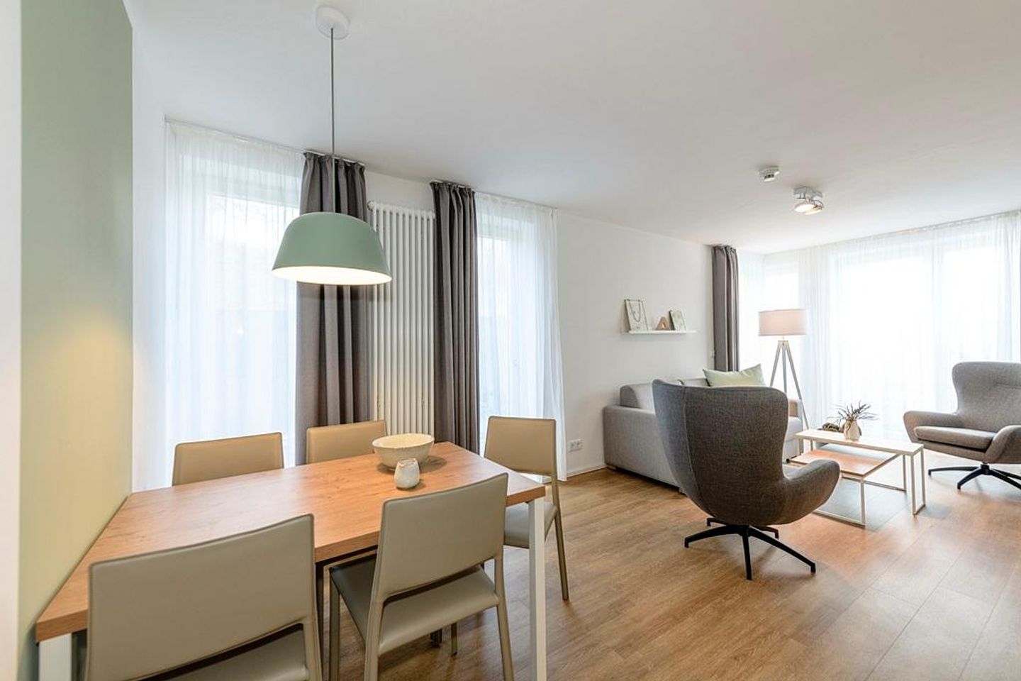 Apartmentvilla Anna See Apartmentvilla Anna See 1-11 Langeoog - Wohn-Essbereich mit Esstisch, Sitzgelegenheit und Küchenzeile