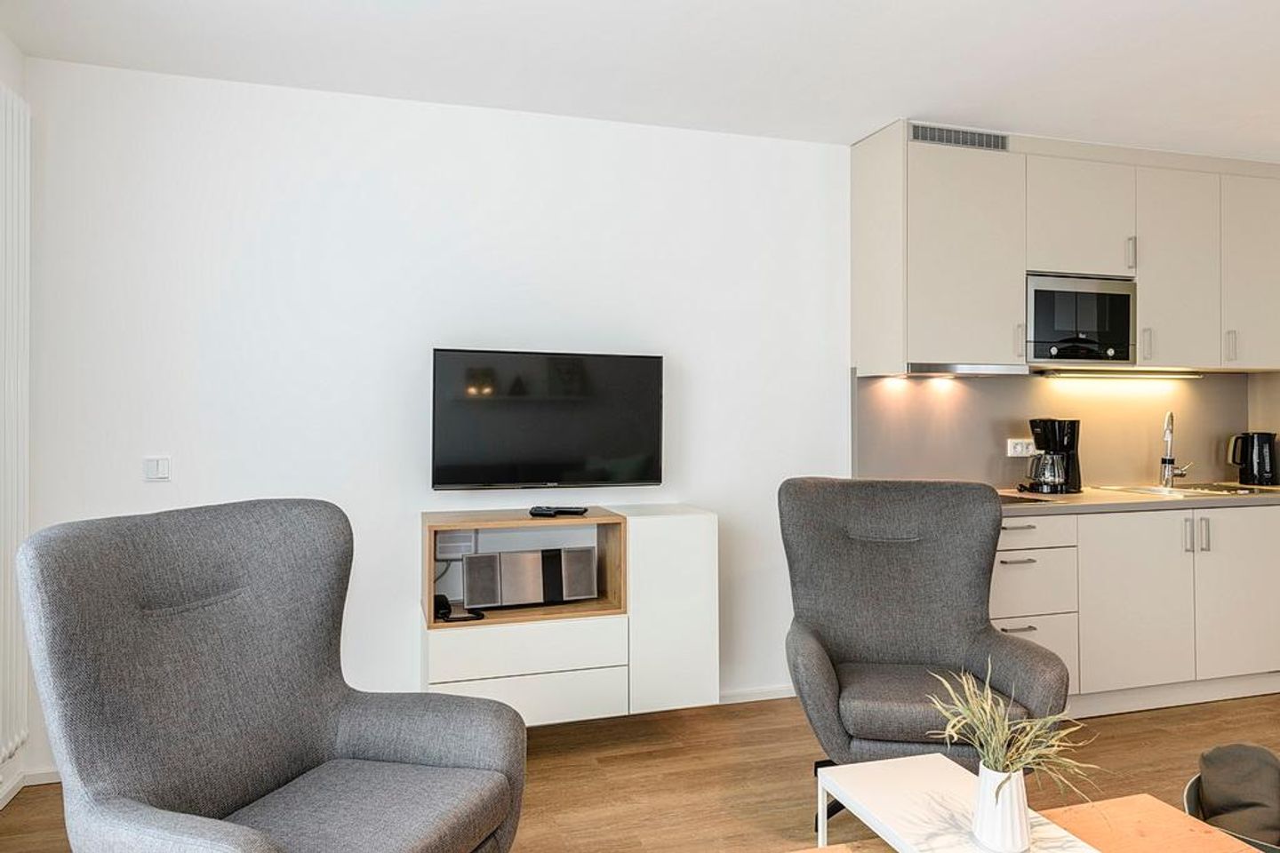 Apartmentvilla Anna See Apartmentvilla Anna See 1-11 Langeoog - Wohn-Essbereich mit Flatscreen-TV