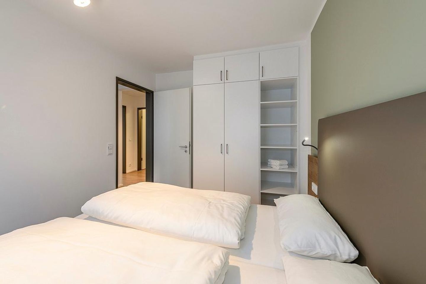 Apartmentvilla Anna See Apartmentvilla Anna See 1-11 Langeoog - Schlafzimmer mit Doppelbett und Kleiderschrank