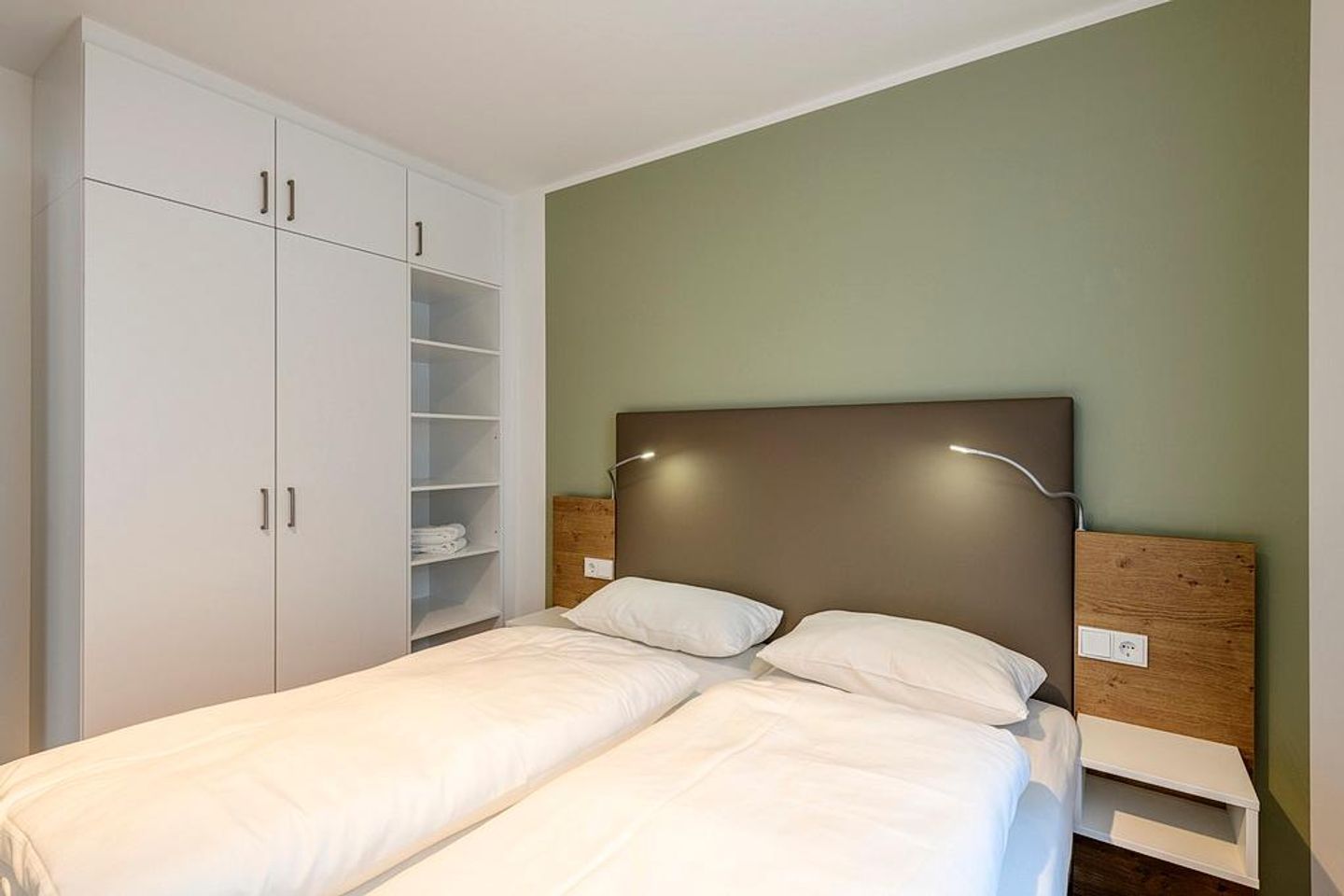 Apartmentvilla Anna See Apartmentvilla Anna See 1-11 Langeoog - Schlafzimmer mit Doppelbett und Kleiderschrank