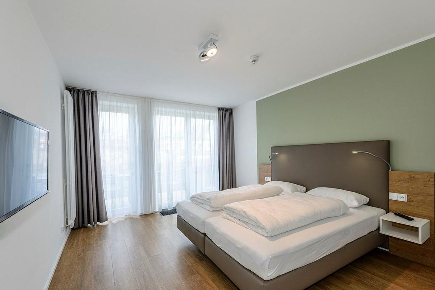 Apartmentvilla Anna See Apartmentvilla Anna See 1-11 Langeoog - Schlafzimmer mit Doppelbett und TV