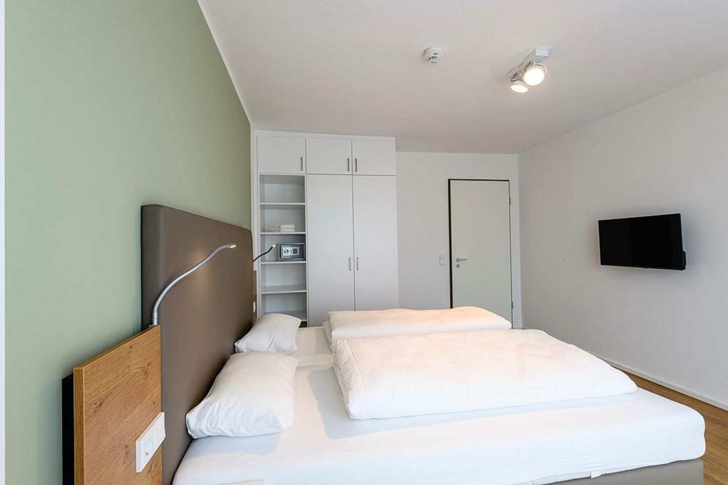 Apartmentvilla Anna See Apartmentvilla Anna See 1-11 Langeoog - Schlafzimmer mit Doppelbett, Kleiderschrank und TV