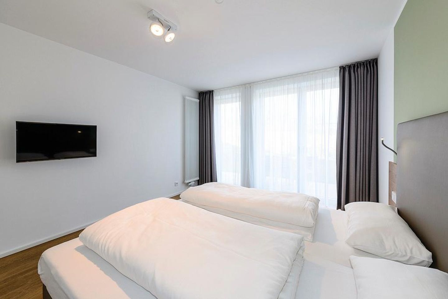 Apartmentvilla Anna See Apartmentvilla Anna See 1-11 Langeoog - Schlafzimmer mit Doppelbett, Kleiderschrank und TV