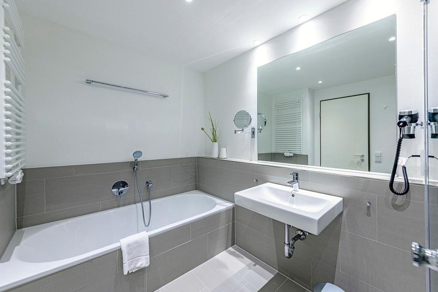 Apartmentvilla Anna See Apartmentvilla Anna See 1-11 Langeoog - Badezimmer mit Badewanne und Waschtisch