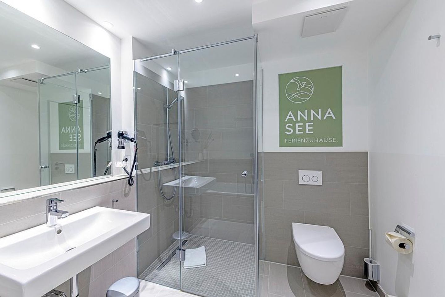 Apartmentvilla Anna See Apartmentvilla Anna See 1-11 Langeoog - Badezimmer mit Dusche, Waschtisch, WC und Spiegel