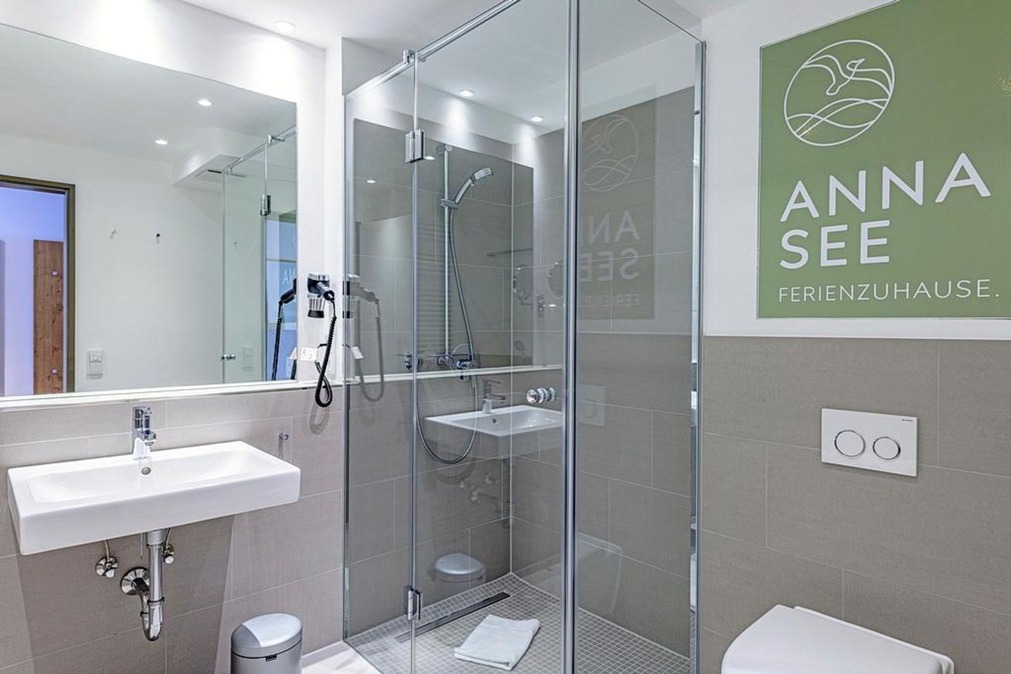 Apartmentvilla Anna See Apartmentvilla Anna See 1-11 Langeoog - Badezimmer mit Dusche, Waschtisch, WC und Spiegel