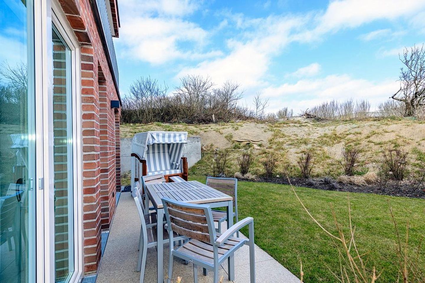 Apartmentvilla Anna See Apartmentvilla Anna See 1-11 Langeoog - Terrasse mit Tisch und Sitzgelegenheit