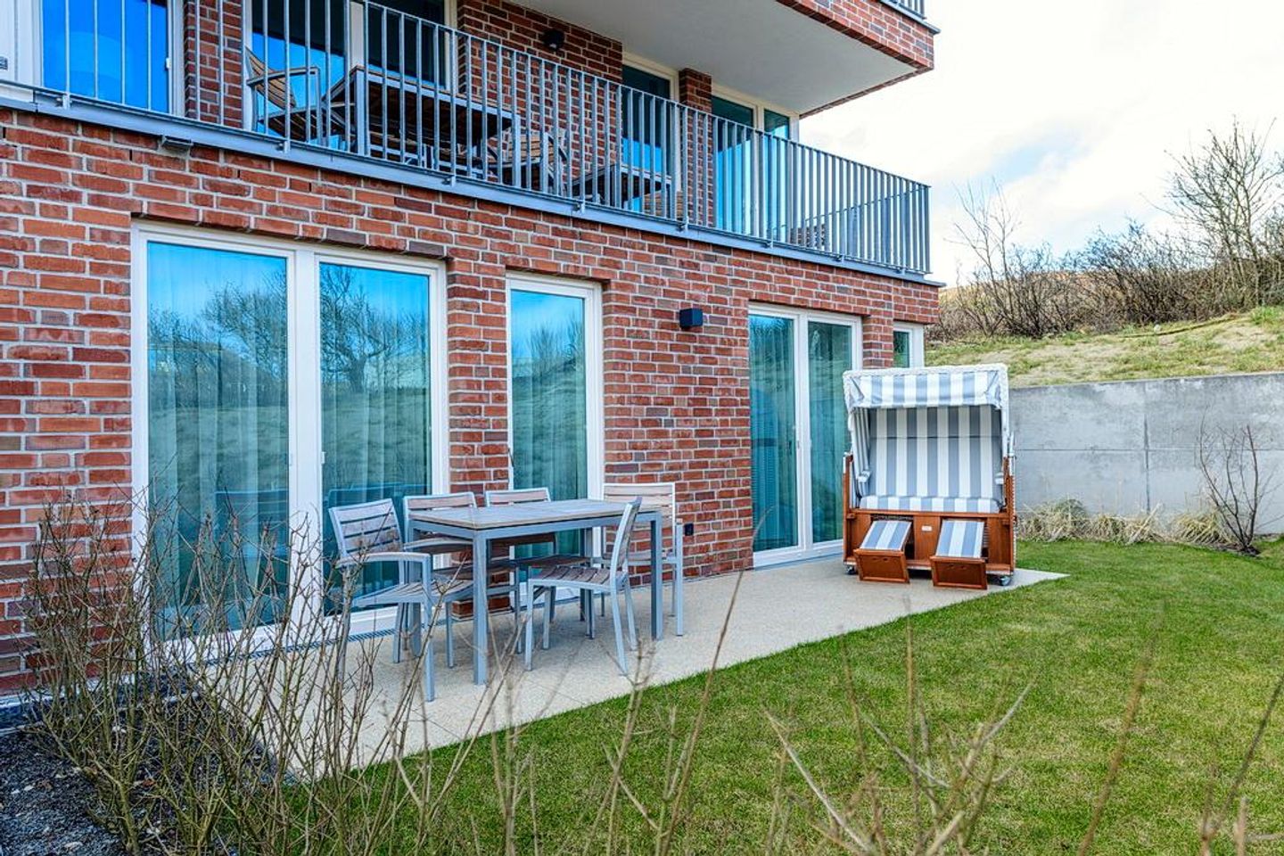 Apartmentvilla Anna See Apartmentvilla Anna See 1-11 Langeoog - Terrasse mit Strandkorb und Sitzgelegenheit