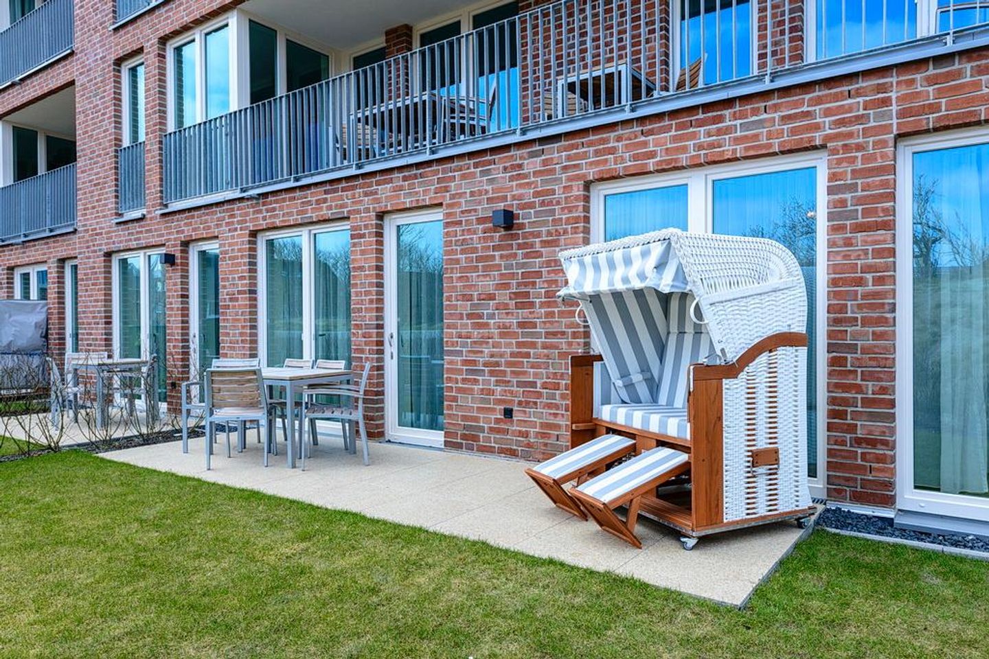 Apartmentvilla Anna See Apartmentvilla Anna See 1-11 Langeoog - Terrasse mit Strandkorb und Sitzgelegenheit