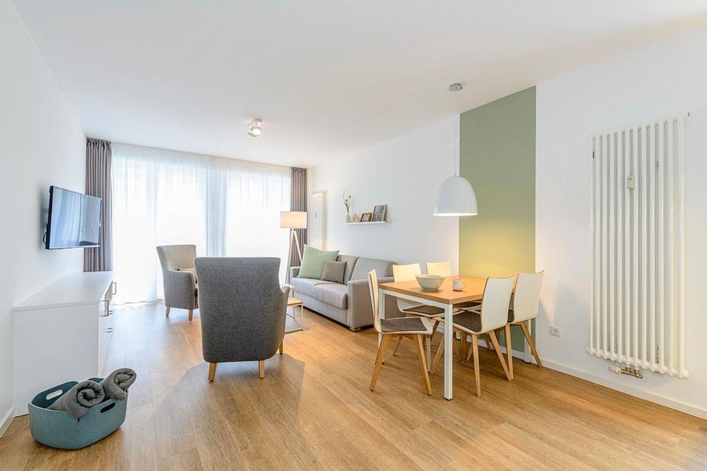 Deichhäuser Anna Küste Deichhäuser Anna Küste 1-10 Bensersiel - Wohn/Essbereich mit Esstisch, Couch Sesseln und TV