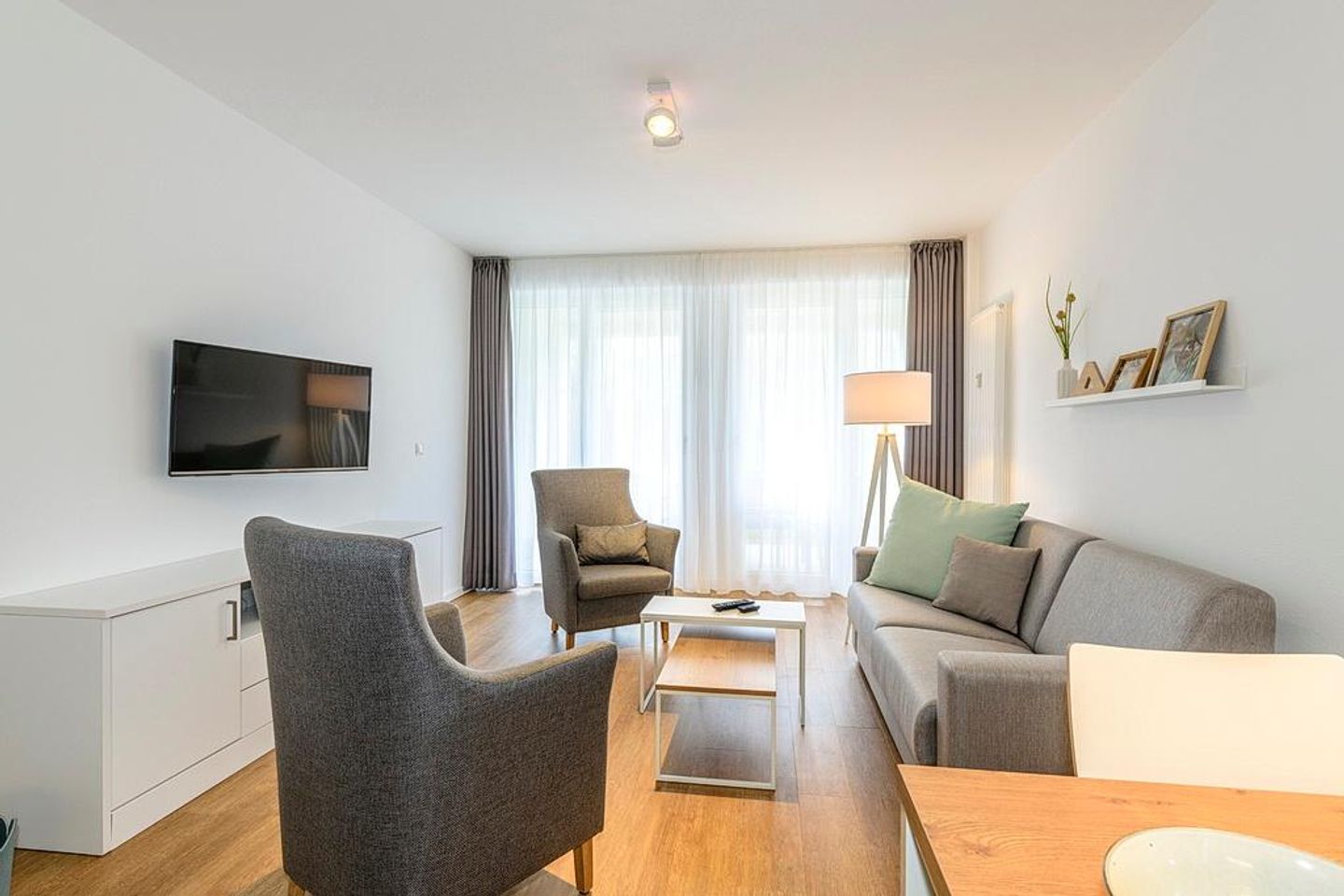 Deichhäuser Anna Küste Deichhäuser Anna Küste 1-10 Bensersiel - Wohn/Essbereich mit Sesseln, TV und Couch