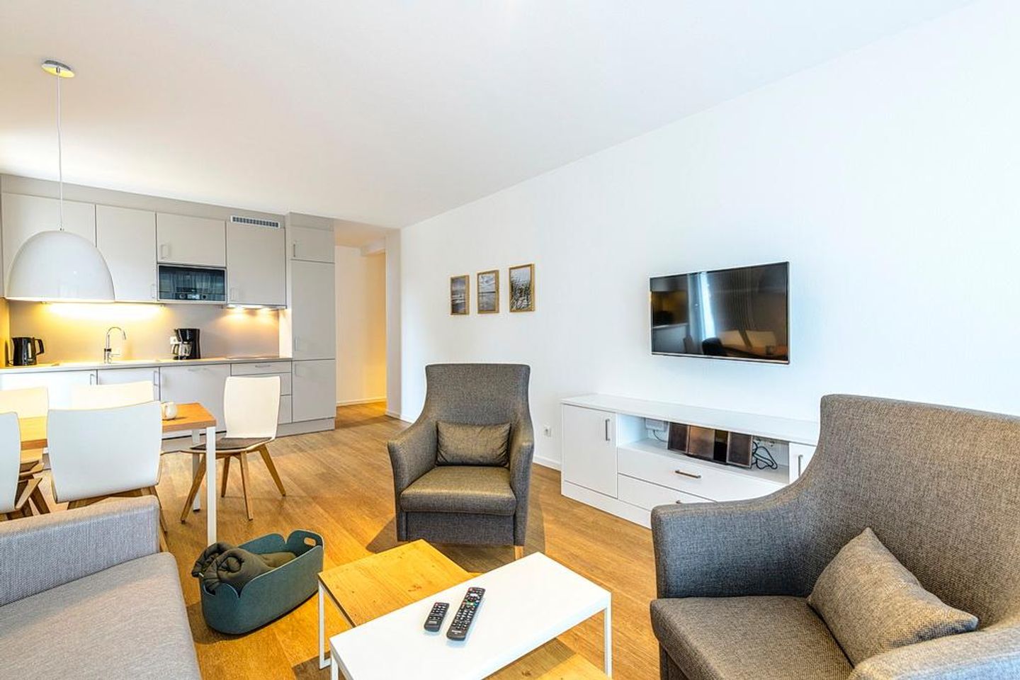 Deichhäuser Anna Küste Deichhäuser Anna Küste 1-10 Bensersiel - Wohn/Essbereich mit Couch, Sesseln und TV