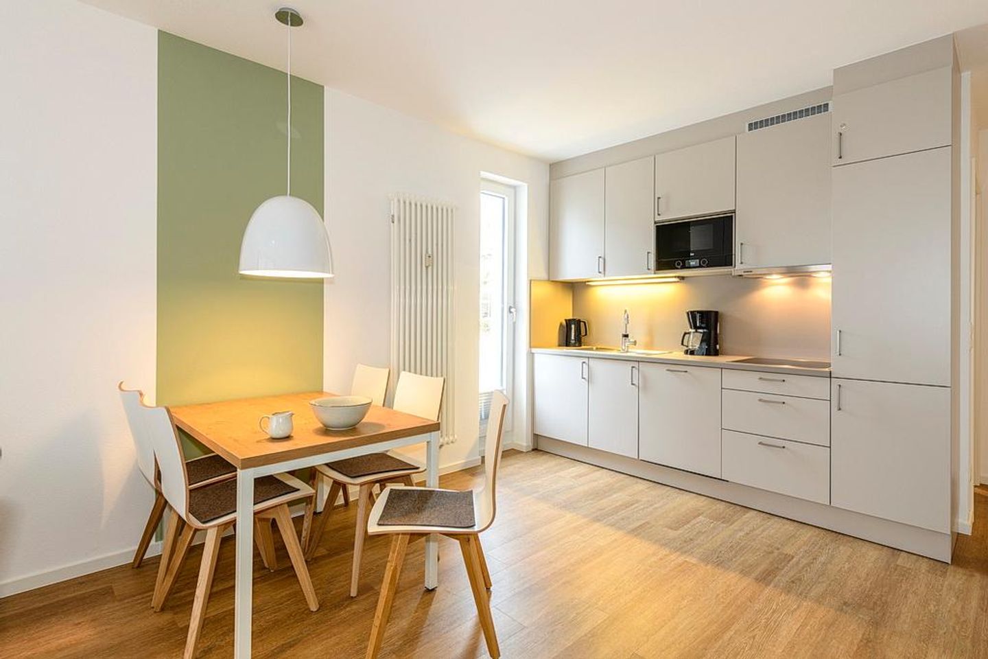 Deichhäuser Anna Küste Deichhäuser Anna Küste 1-10 Bensersiel - Essbereich mit Esstisch und Küchenzeile