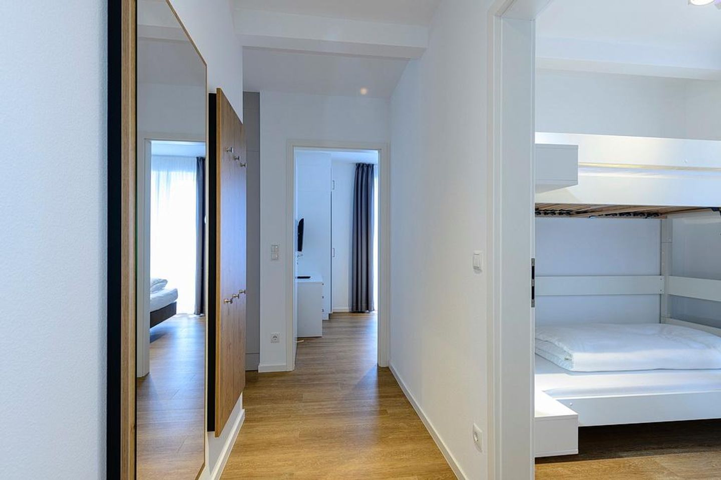 Deichhäuser Anna Küste Deichhäuser Anna Küste 1-10 Bensersiel - Flur mit Zugang zum Schlafzimmer