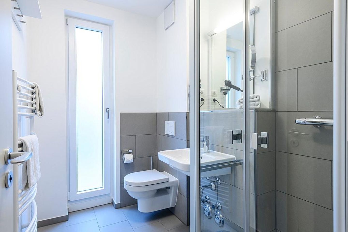 Deichhäuser Anna Küste Deichhäuser Anna Küste 1-10 Bensersiel - Badezimmer mit Waschtisch, Dusche und WC