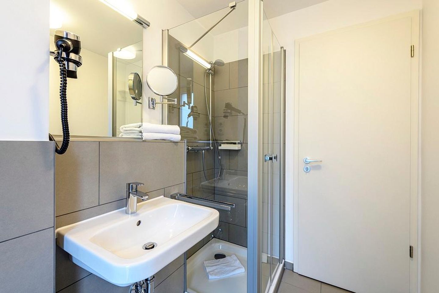 Deichhäuser Anna Küste Deichhäuser Anna Küste 1-10 Bensersiel - Badezimmer mit Waschtisch und Dusche