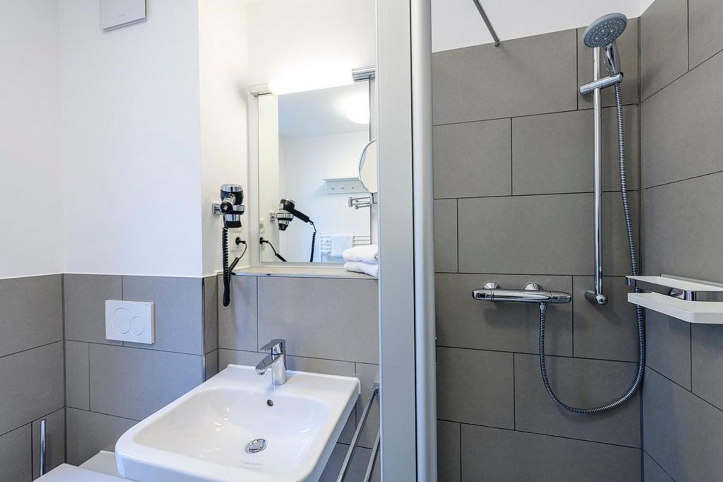Deichhäuser Anna Küste Deichhäuser Anna Küste 1-10 Bensersiel - Badezimmer mit Waschtisch und Dusche