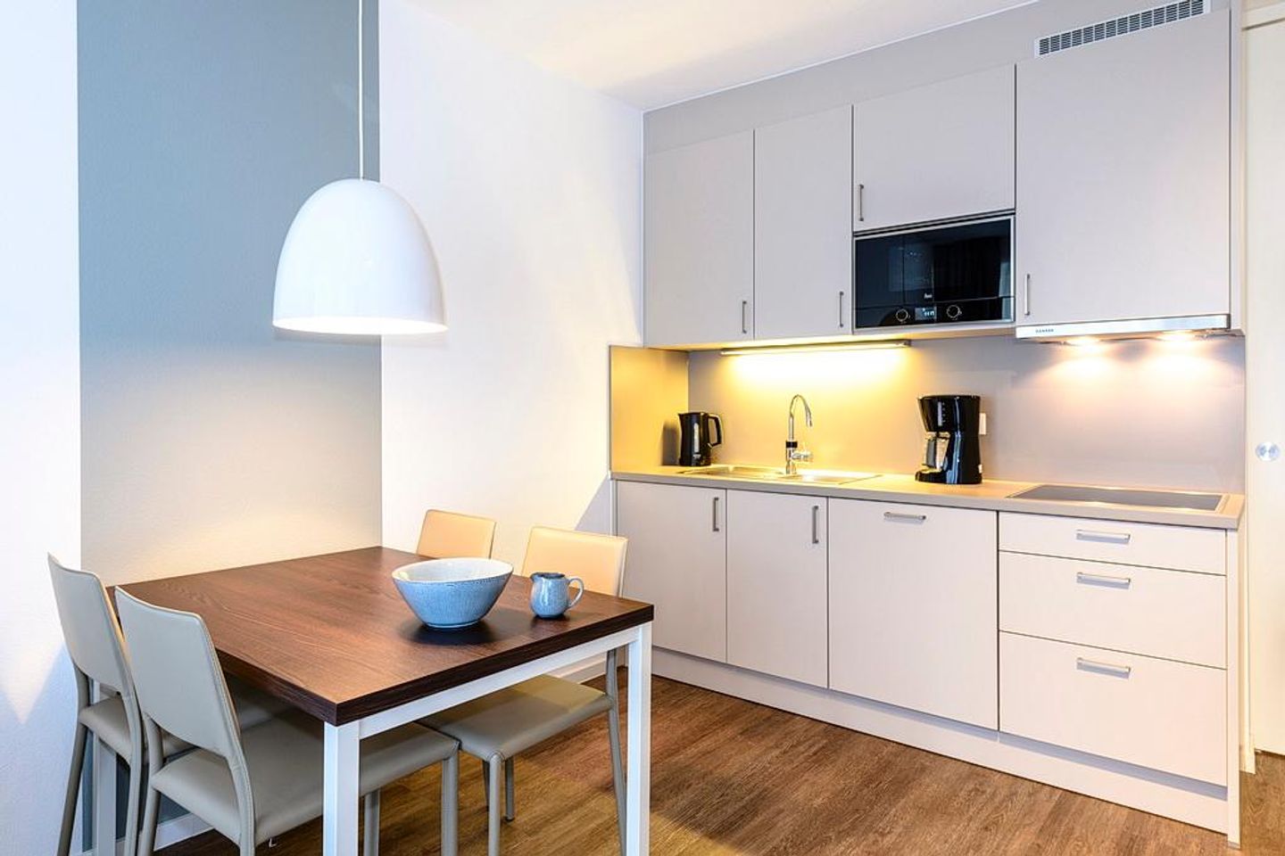 Deichhäuser Anna Küste Deichhäuser Anna Küste 1-11 Bensersiel - Wohn/Essbereich mit Esstisch und Küchenzeile