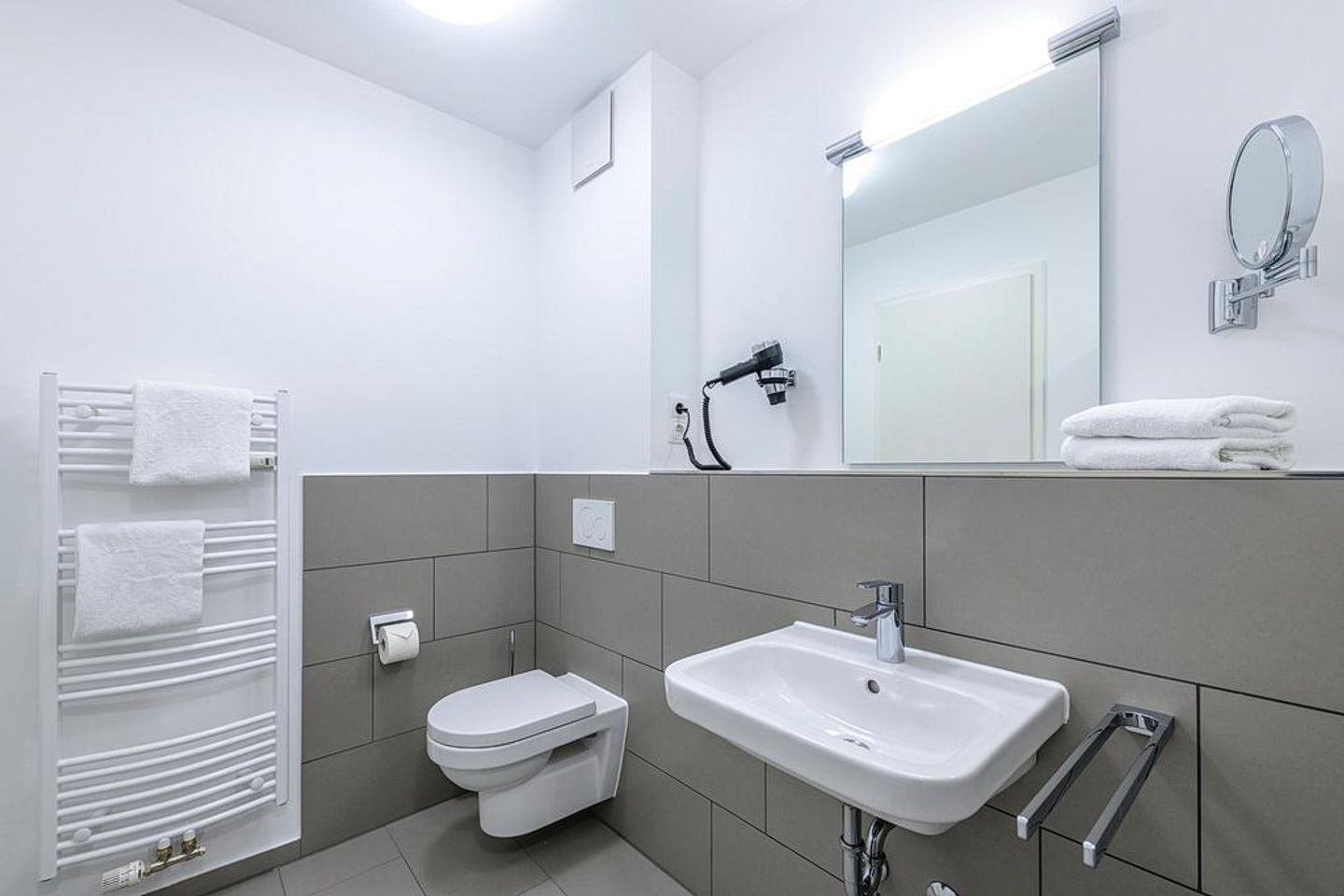 Deichhäuser Anna Küste Deichhäuser Anna Küste 1-11 Bensersiel - Badezimmer mit Waschtisch und WC