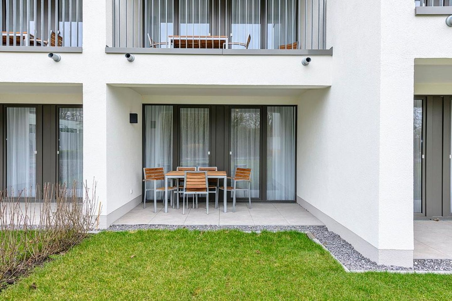 Deichhäuser Anna Küste Deichhäuser Anna Küste 1-11 Bensersiel - Terrasse mit Garten und Sitzgelegenheiten