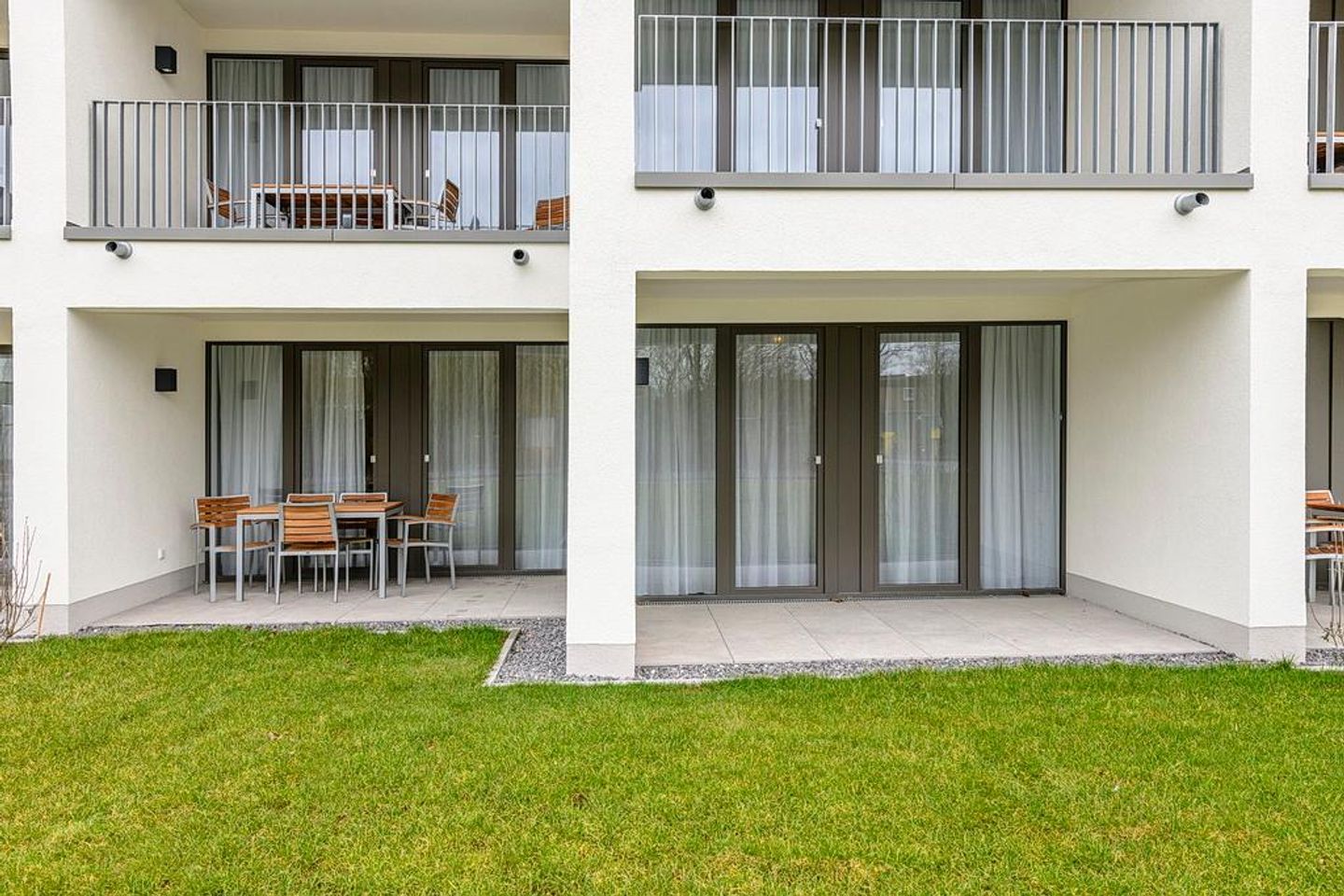 Deichhäuser Anna Küste Deichhäuser Anna Küste 1-11 Bensersiel - Terrasse mit Garten und Sitzgelegenheiten