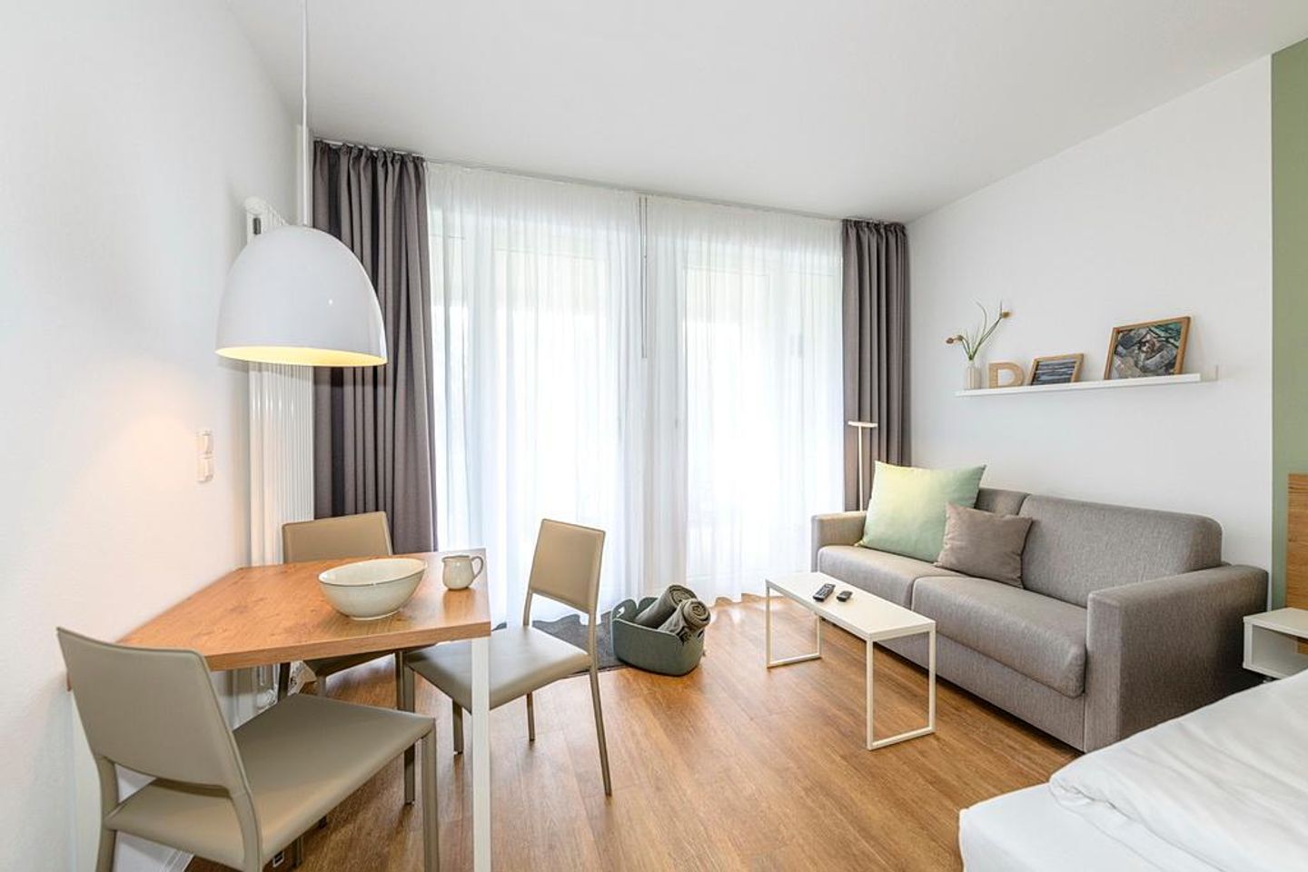 Deichhäuser Anna Küste Deichhäuser Anna Küste 1-12 Bensersiel - Wohn/Essbereich mit Couch und Esstisch