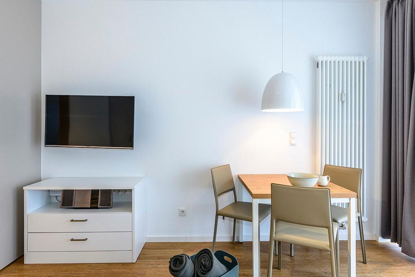 Deichhäuser Anna Küste Deichhäuser Anna Küste 1-12 Bensersiel - Wohn/Essbereich mit Esstisch und TV