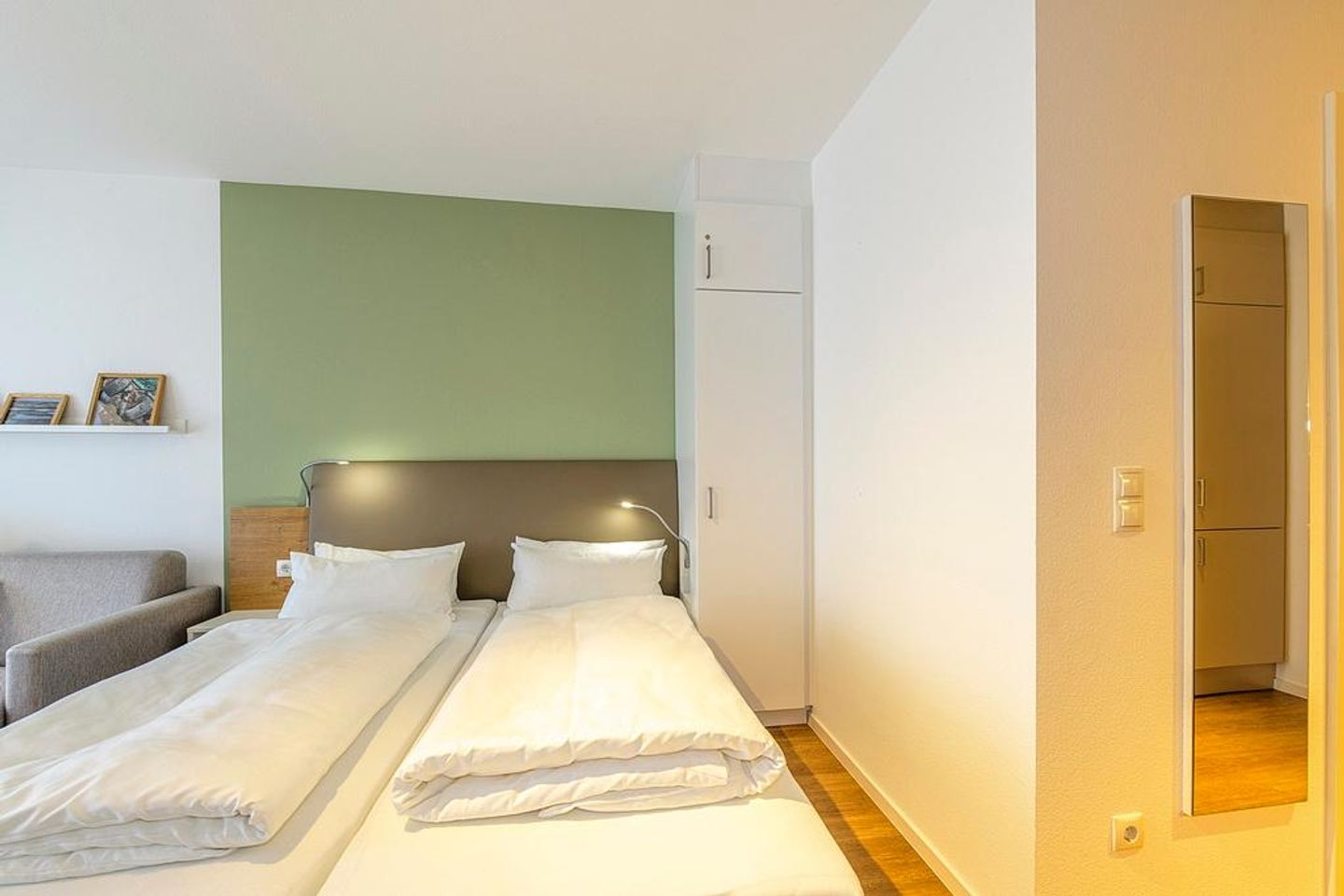 Deichhäuser Anna Küste Deichhäuser Anna Küste 1-12 Bensersiel - Wohn/Essbereich mit Doppelbett