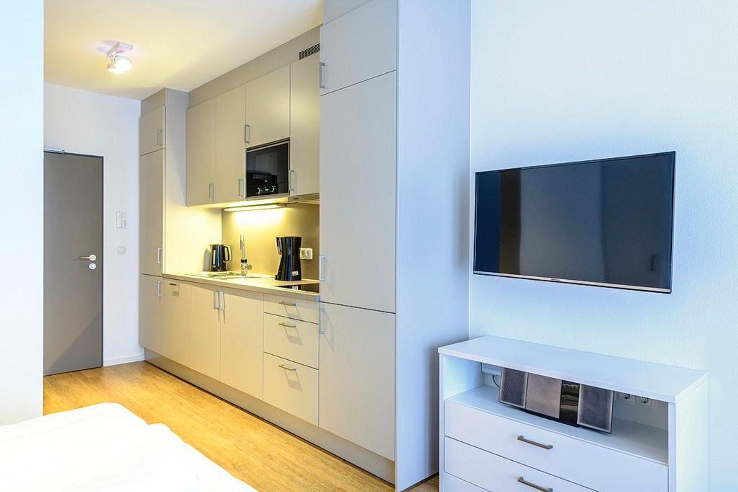 Deichhäuser Anna Küste Deichhäuser Anna Küste 1-12 Bensersiel - Wohn/Essbereich mit Küchenzeile und TV