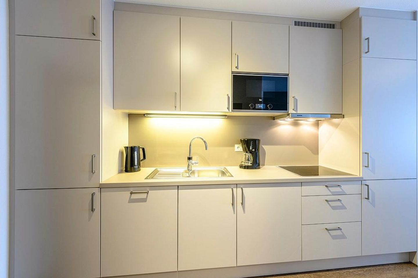 Deichhäuser Anna Küste Deichhäuser Anna Küste 1-12 Bensersiel - Wohn/Essbereich mit Küchenzeile