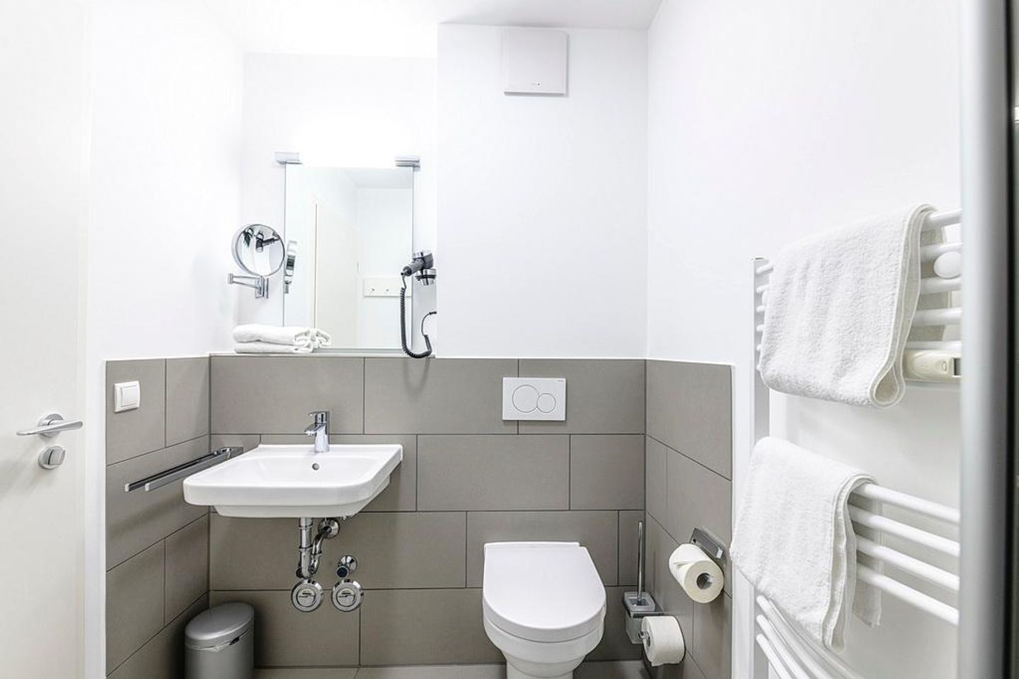 Deichhäuser Anna Küste Deichhäuser Anna Küste 1-12 Bensersiel - Badezimmer mit WC und Waschtisch