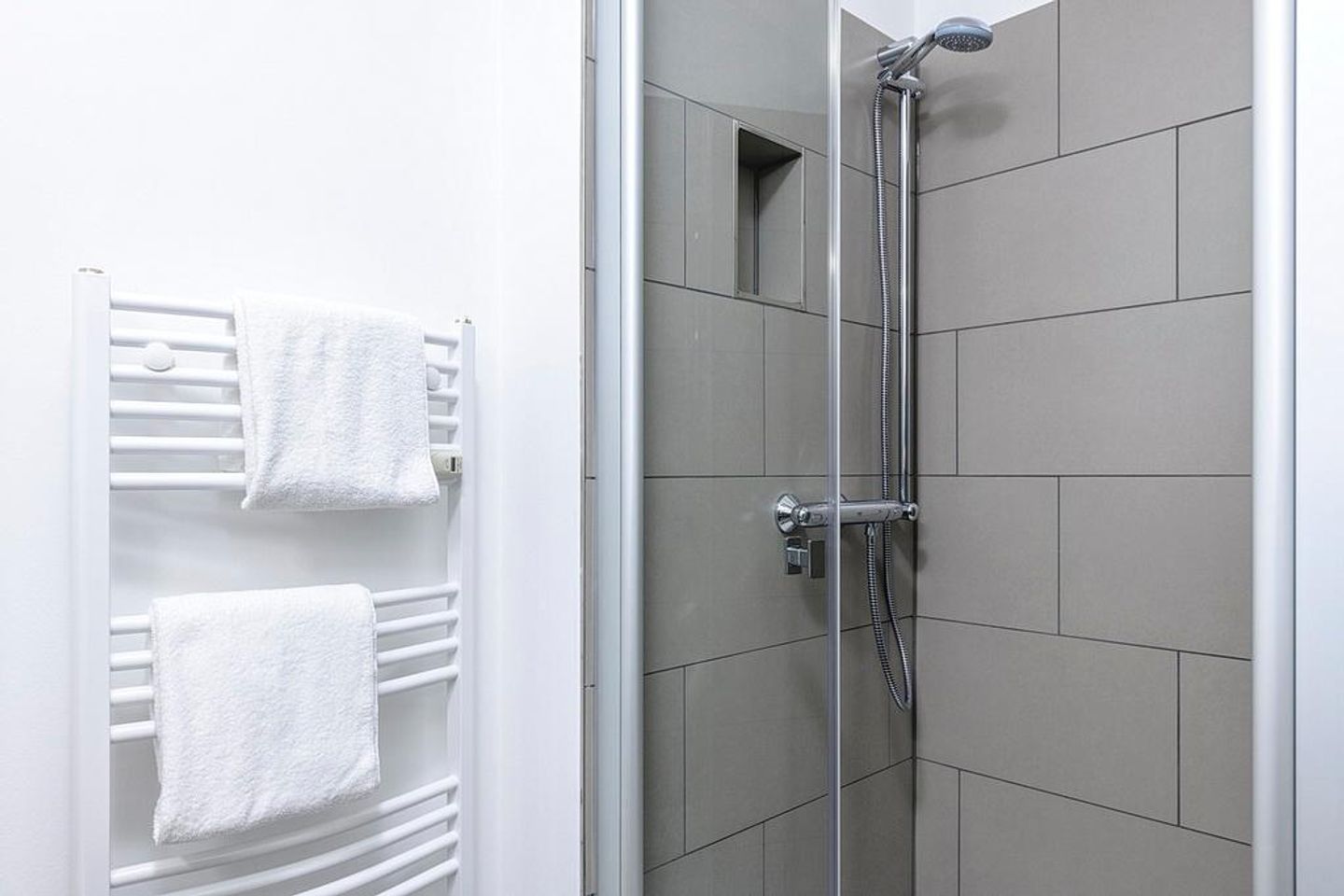 Deichhäuser Anna Küste Deichhäuser Anna Küste 1-12 Bensersiel - Badezimmer mit Dusche