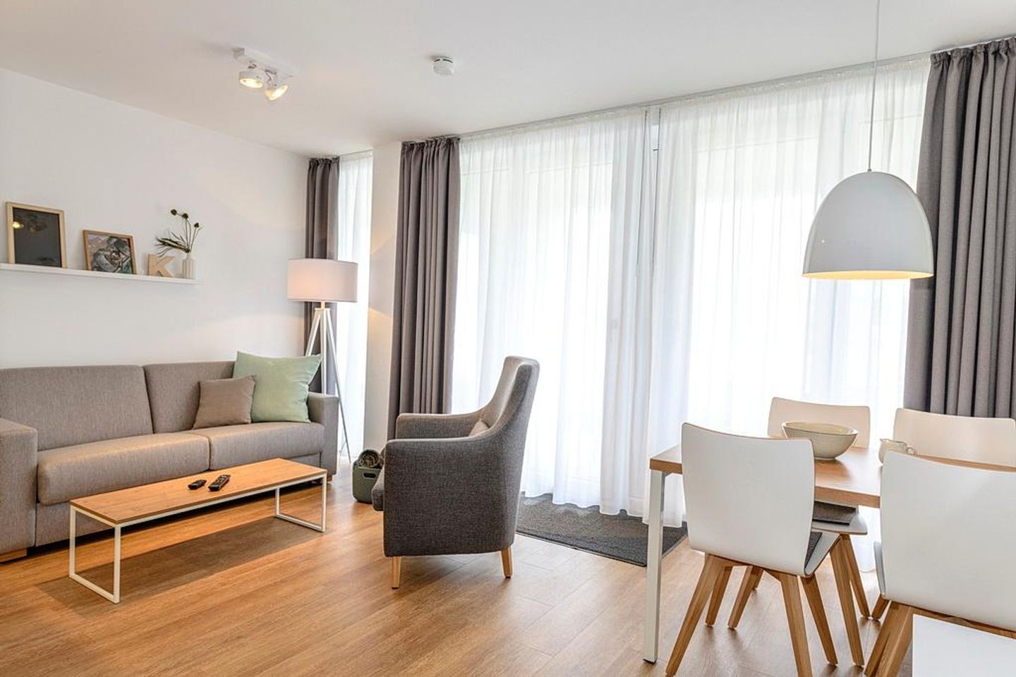 Deichhäuser Anna Küste Deichhäuser Anna Küste 1-13 Bensersiel - Wohn/Essbereich mit Esstisch, Sessel und Couch