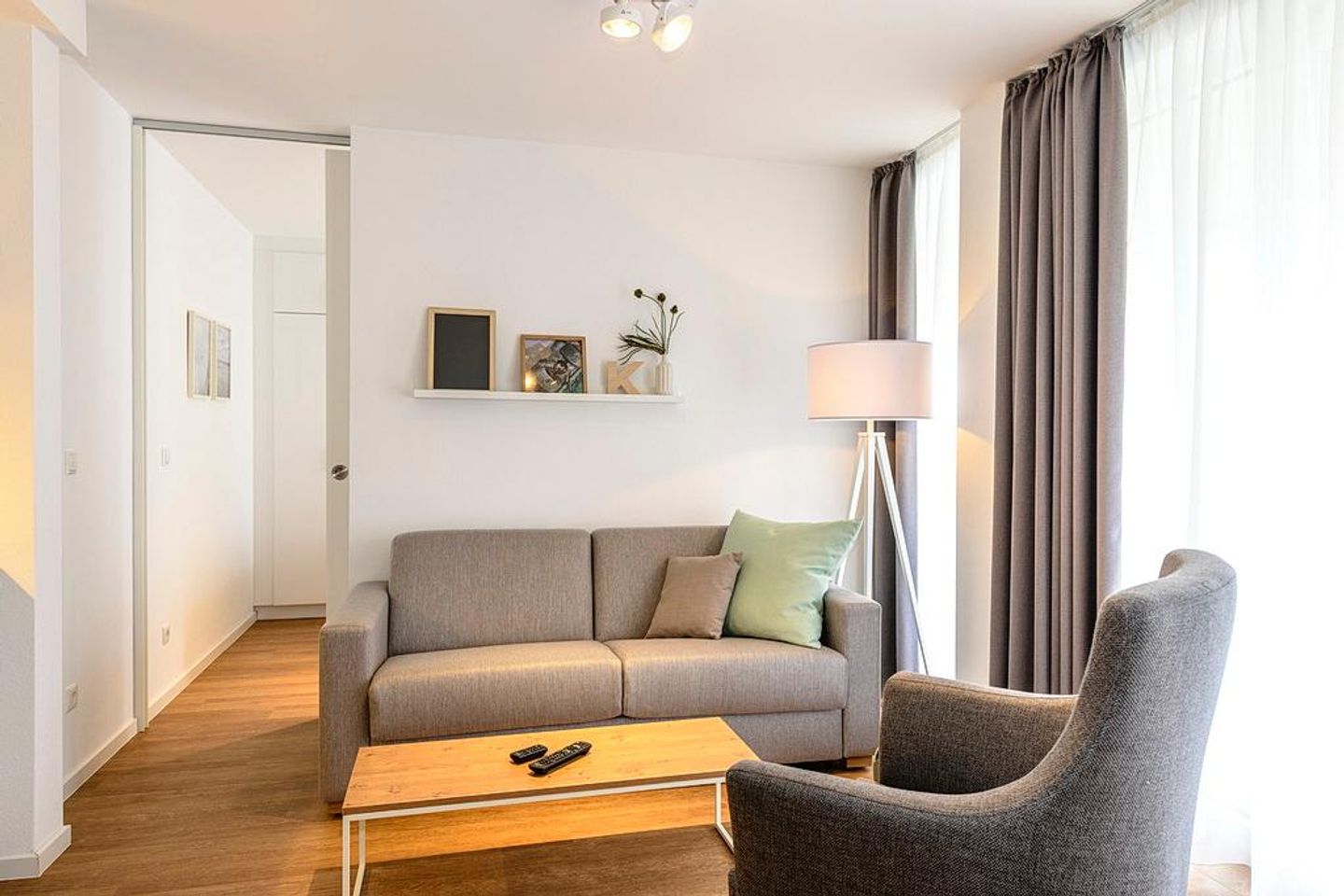 Deichhäuser Anna Küste Deichhäuser Anna Küste 1-13 Bensersiel - Wohn/Essbereich mit Sessel und Couch