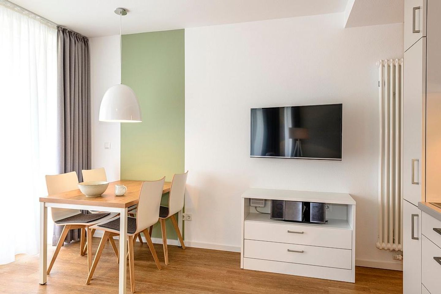 Deichhäuser Anna Küste Deichhäuser Anna Küste 1-13 Bensersiel - Wohn/Essbereich mit Küchenzeile und TV