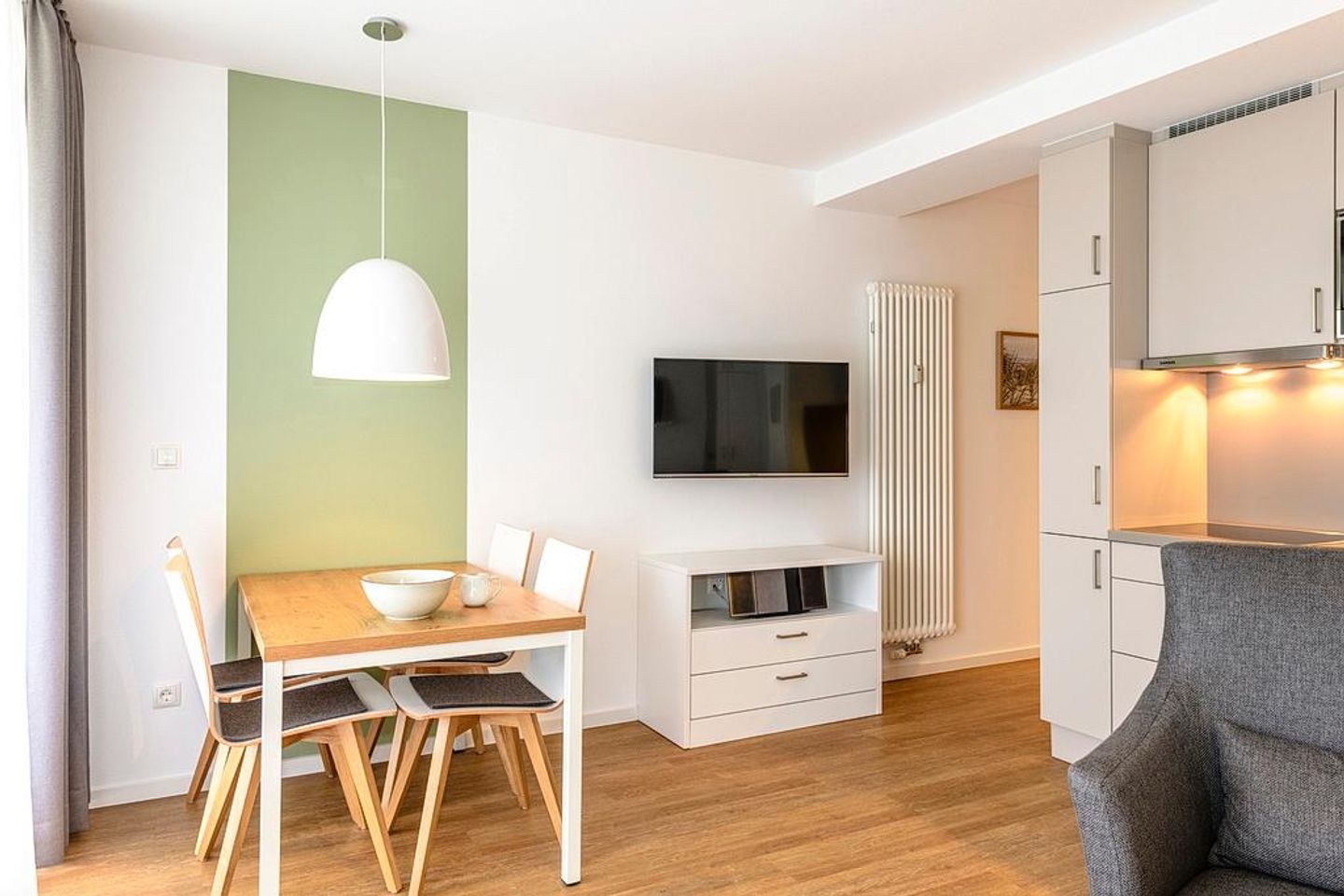 Deichhäuser Anna Küste Deichhäuser Anna Küste 1-13 Bensersiel - Wohn/Essbereich mit Esstisch und TV