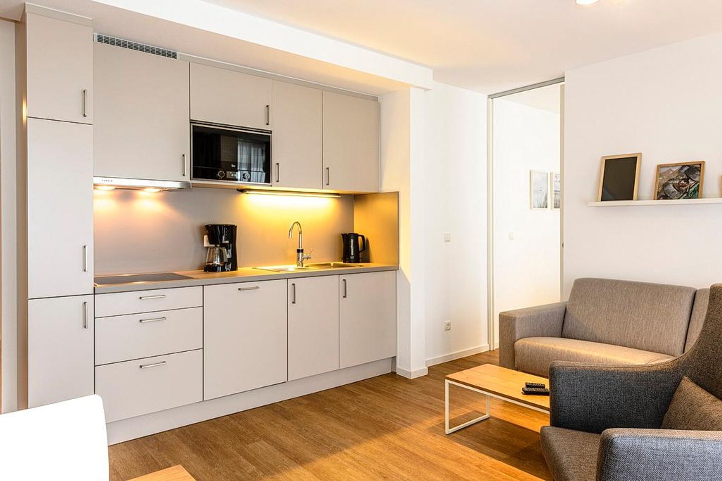 Deichhäuser Anna Küste Deichhäuser Anna Küste 1-13 Bensersiel - Wohn/Essbereich mit Küchenzeile und Couch