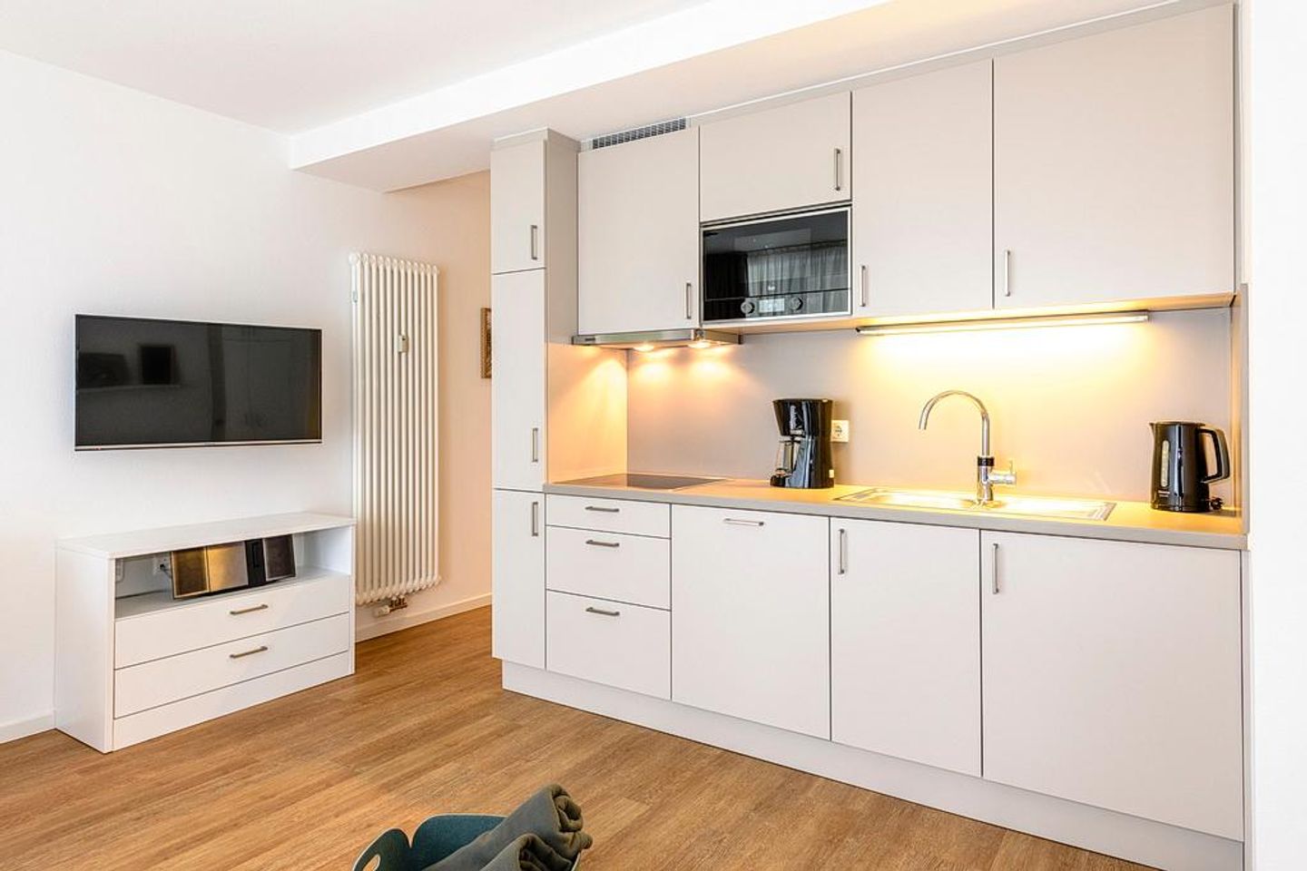 Deichhäuser Anna Küste Deichhäuser Anna Küste 1-13 Bensersiel - Wohn/Essbereich mit Küchenzeile und TV