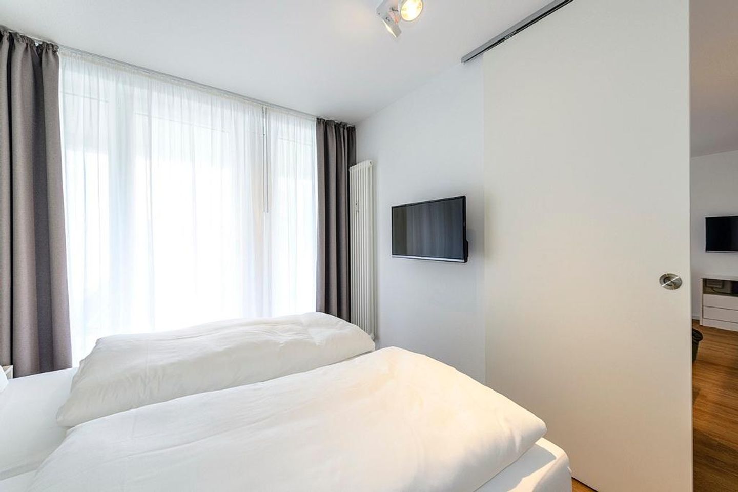 Deichhäuser Anna Küste Deichhäuser Anna Küste 1-13 Bensersiel - Schlafzimmer mit Doppelbett und TV