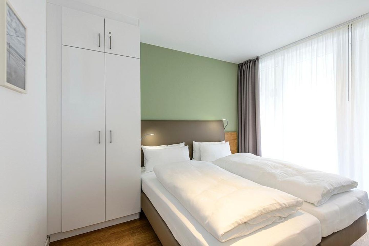 Deichhäuser Anna Küste Deichhäuser Anna Küste 1-13 Bensersiel - Schlafzimmer mit Doppelbett und TV