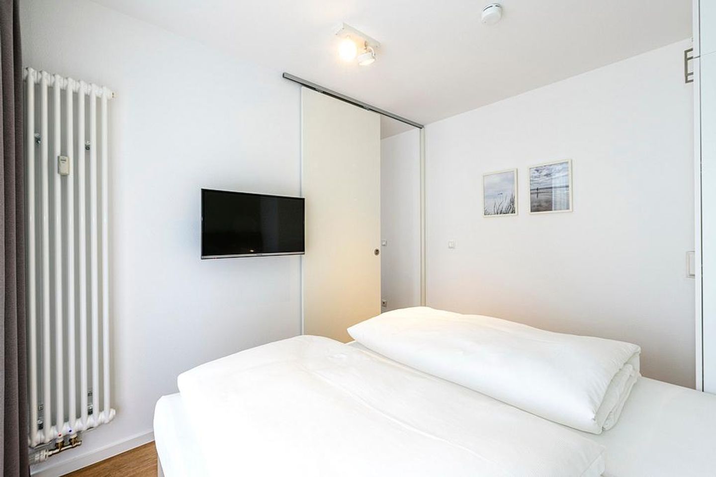 Deichhäuser Anna Küste Deichhäuser Anna Küste 1-13 Bensersiel - Schlafzimmer mit Doppelbett und TV