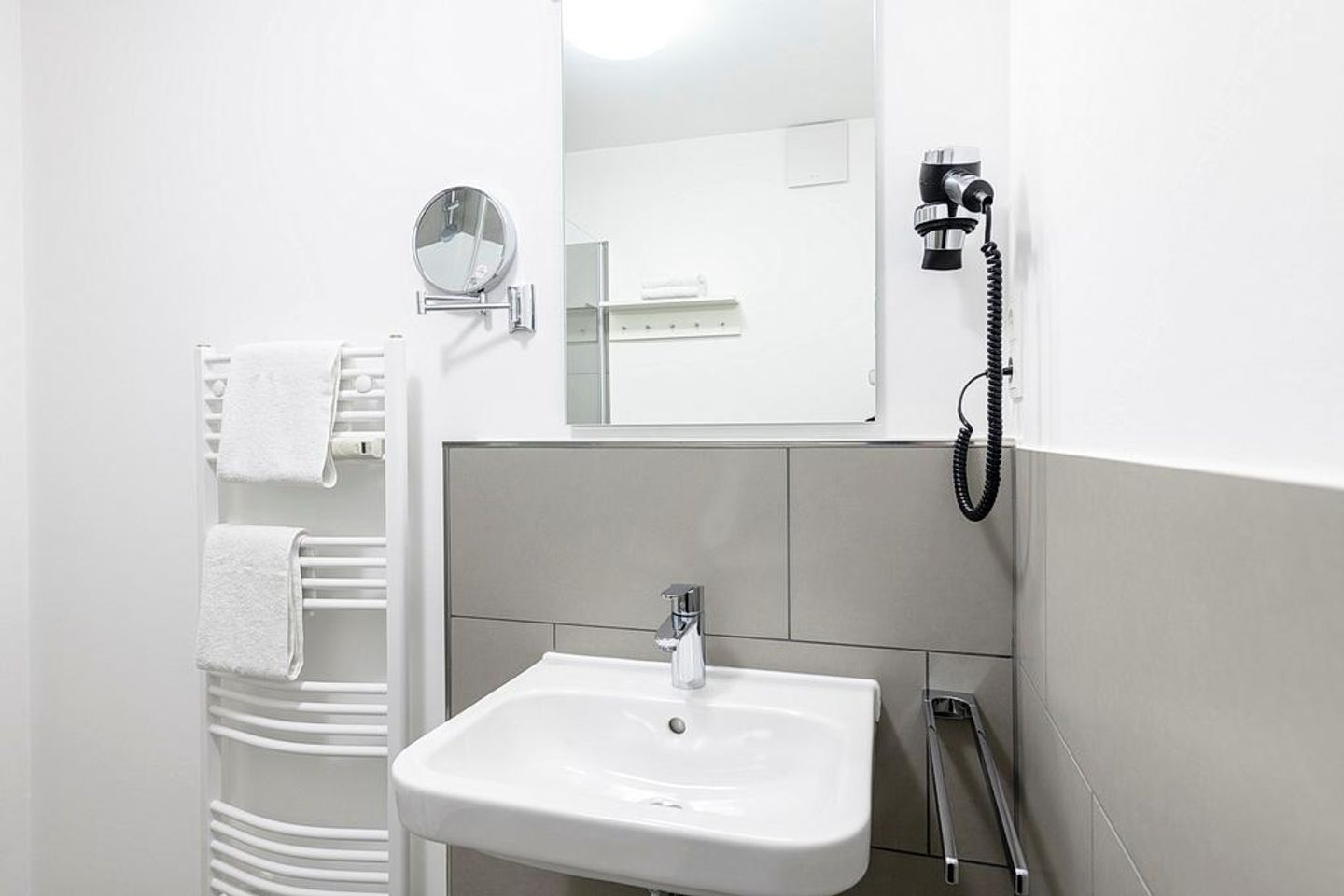 Deichhäuser Anna Küste Deichhäuser Anna Küste 1-13 Bensersiel - Badezimmer mit Waschtisch