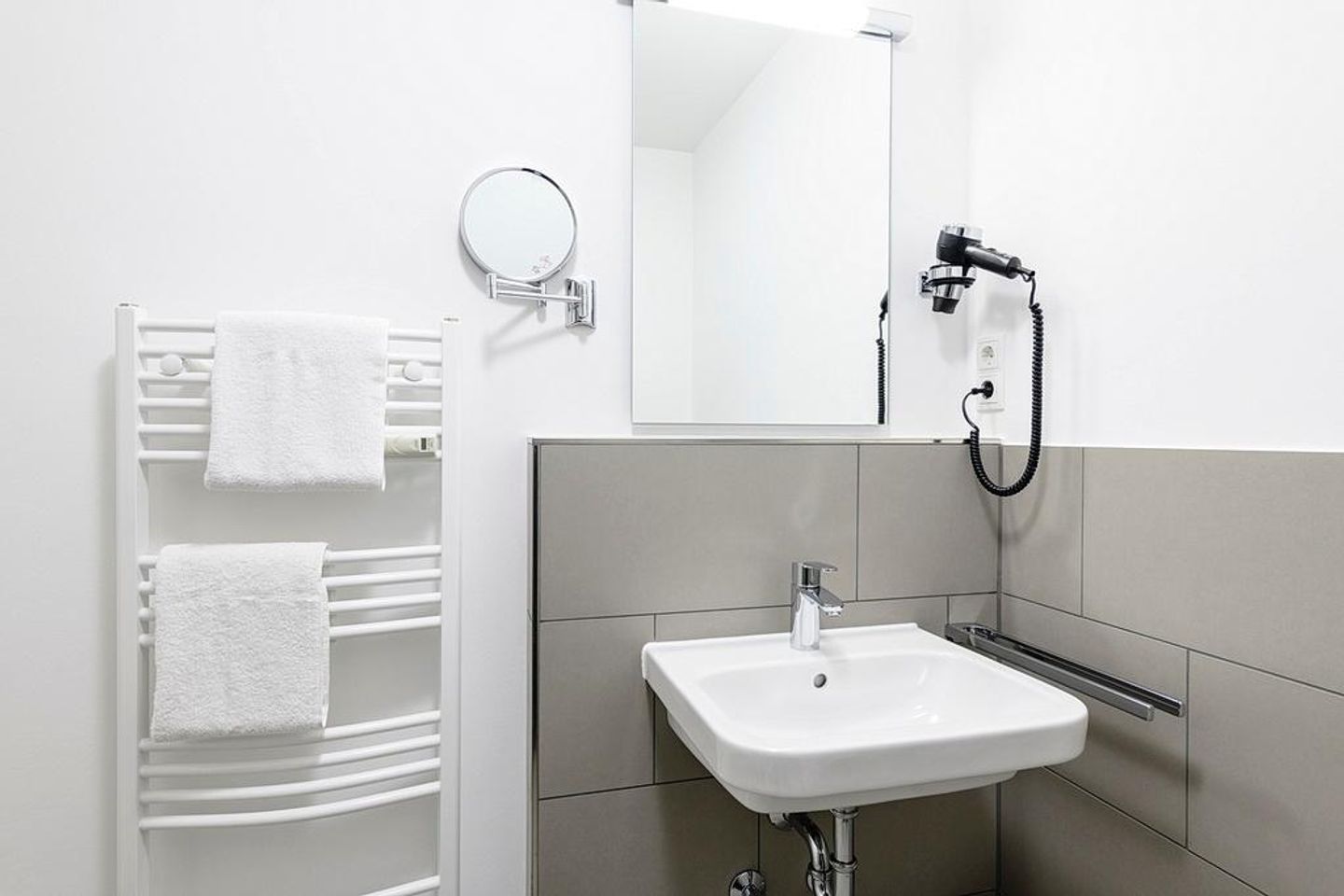 Deichhäuser Anna Küste Deichhäuser Anna Küste 1-13 Bensersiel - Badezimmer mit Waschtisch