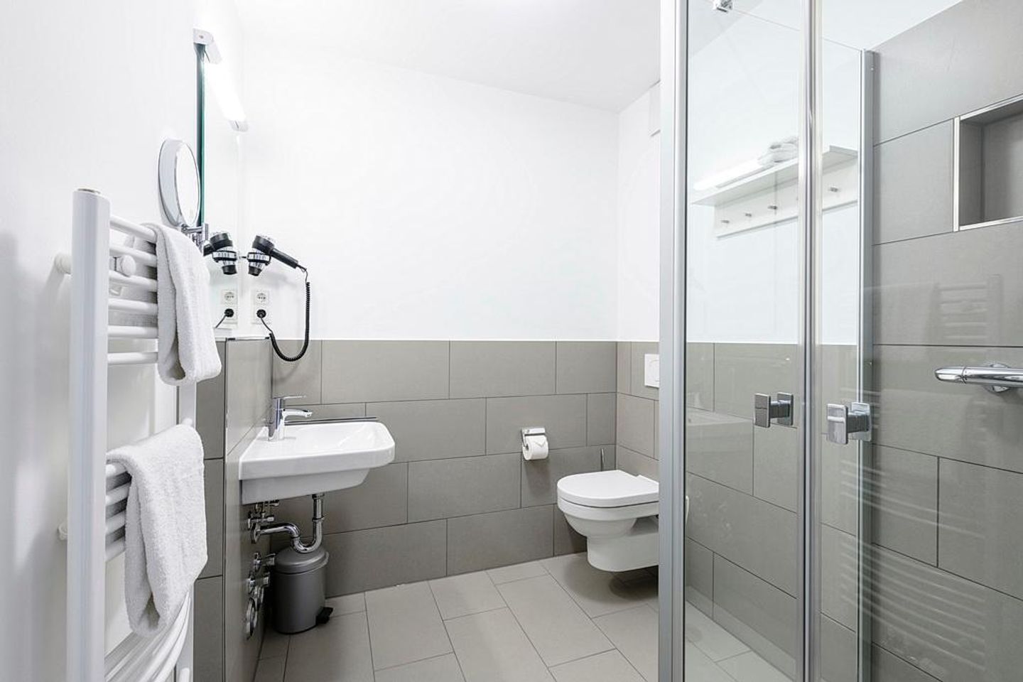 Deichhäuser Anna Küste Deichhäuser Anna Küste 1-13 Bensersiel - Badezimmer mit Waschtisch, WC und Dusche