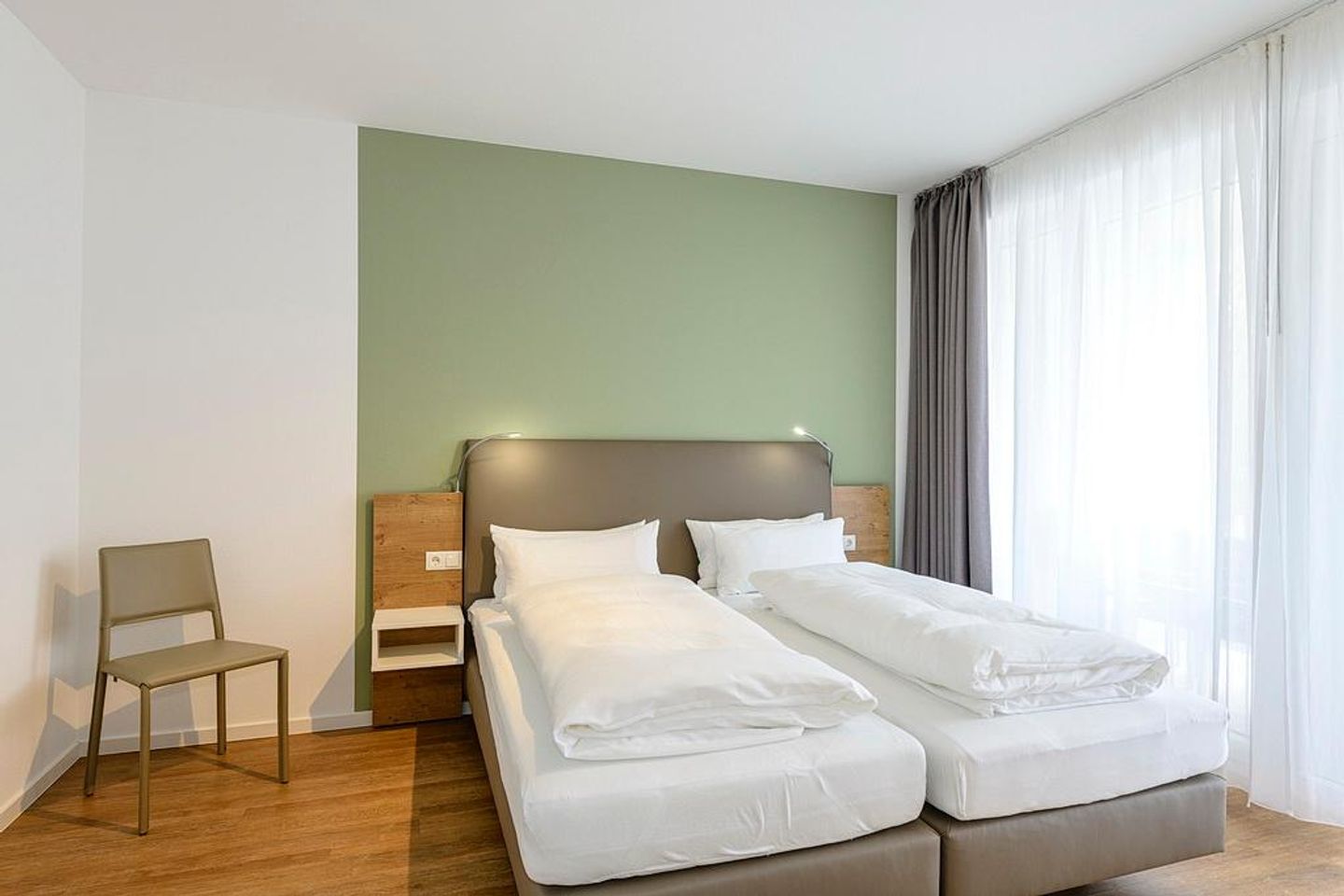 Deichhäuser Anna Küste Deichhäuser Anna Küste 1-14 Bensersiel - Schlafzimmer mit Doppelbett und Stuhl