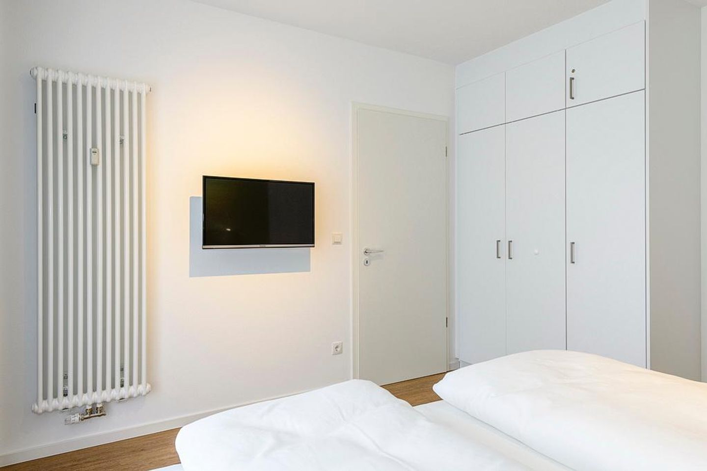 Deichhäuser Anna Küste Deichhäuser Anna Küste 1-14 Bensersiel - Schlafzimmer mit zwei Einzelbetten und Stuhl