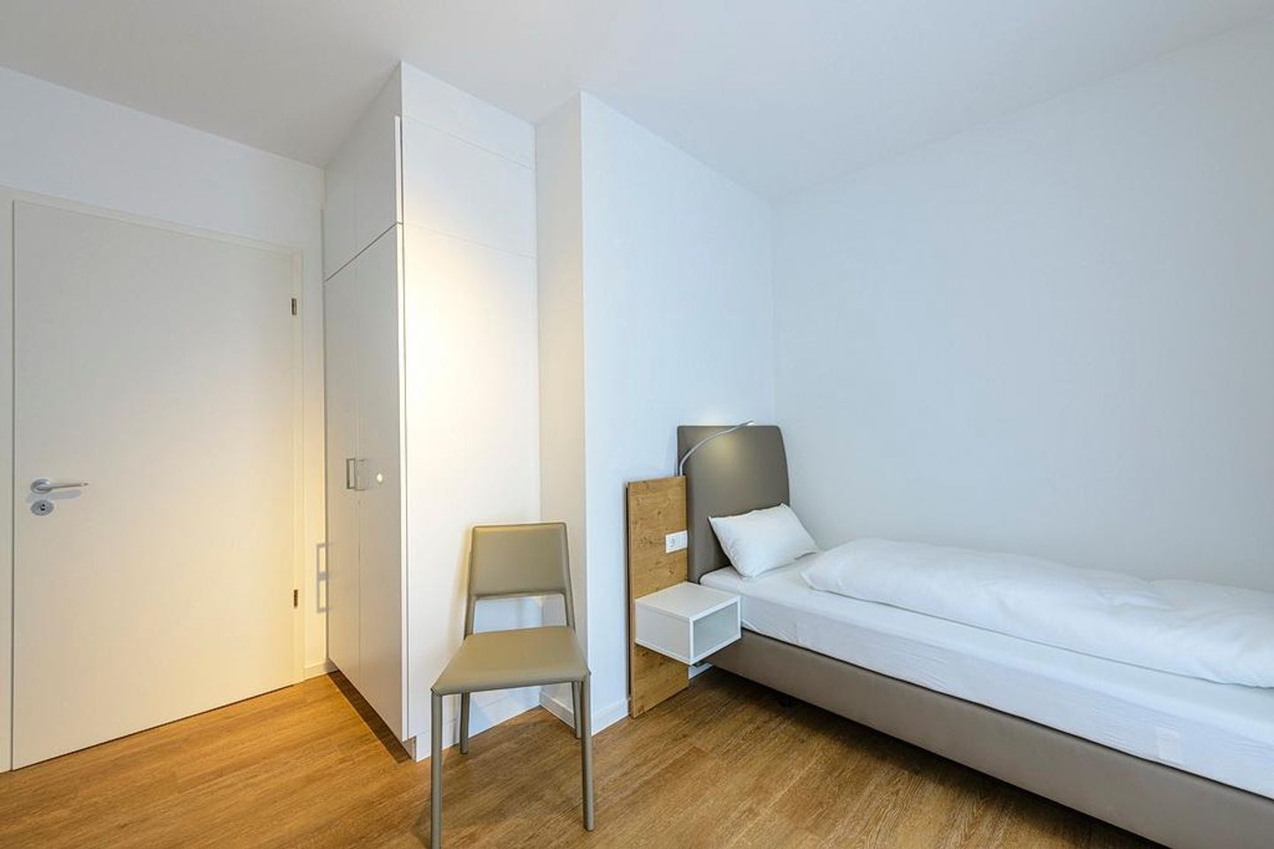 Deichhäuser Anna Küste Deichhäuser Anna Küste 1-14 Bensersiel - Schlafzimmer mit zwei Einzelbetten und Stuhl